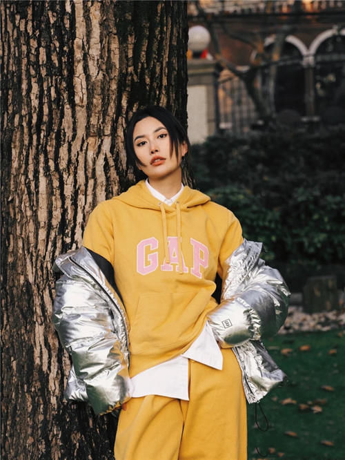 建议小个子女生，今年的卫衣“买短不买长”，遮肉显高还不拖沓