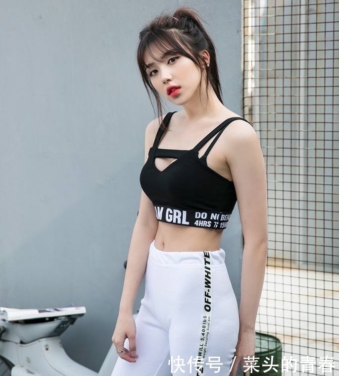 身材|紧身打底裤凹凸分明的美女,秀出曼妙身材,十分靓丽出众