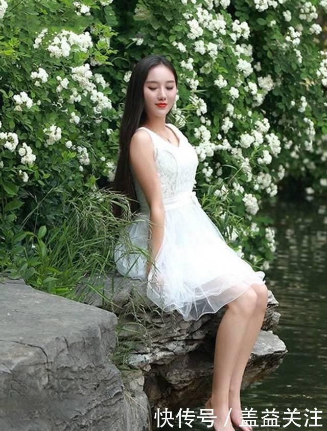 白色连衣裙 仙气飘飘的白色连衣裙,上身宛如仙女一般美丽