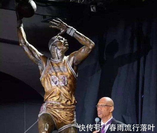 约翰逊|NBA球星雕像乔丹飘逸,大鲨鱼霸气,看到巴克利直接笑喷了!
