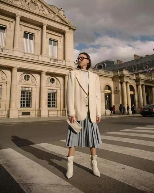 最近流行穿“过膝裙+西装”，洋气显高又保暖，时髦精们也爱了