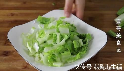 豆腐块|白菜别再直接炒了，加1块豆腐，比吃肉还过瘾，上桌连汤汁都不剩