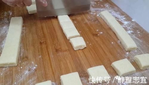 我家面粉就爱这样吃，加2个鸡蛋，焦脆香酥不油腻，吃过就念念不忘
