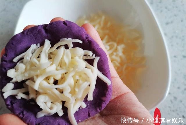 用薯泥制作甜品，过年的时候与家里的小孩一起动手，乐趣多多