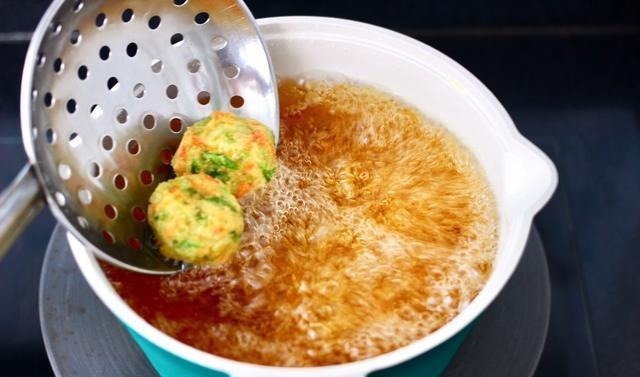 炸丸子只知道用面粉,加上它,炸出来的丸子外酥里嫩,凉了也不硬