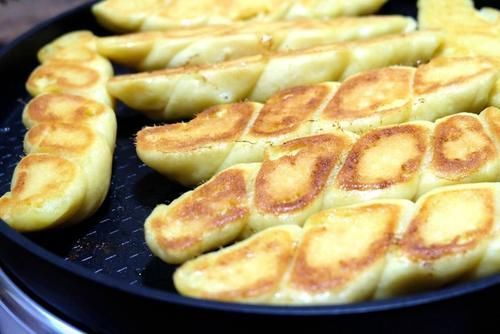 玉米面做面食不用蒸,松软细腻底部焦脆,比蒸的香,全家都爱吃