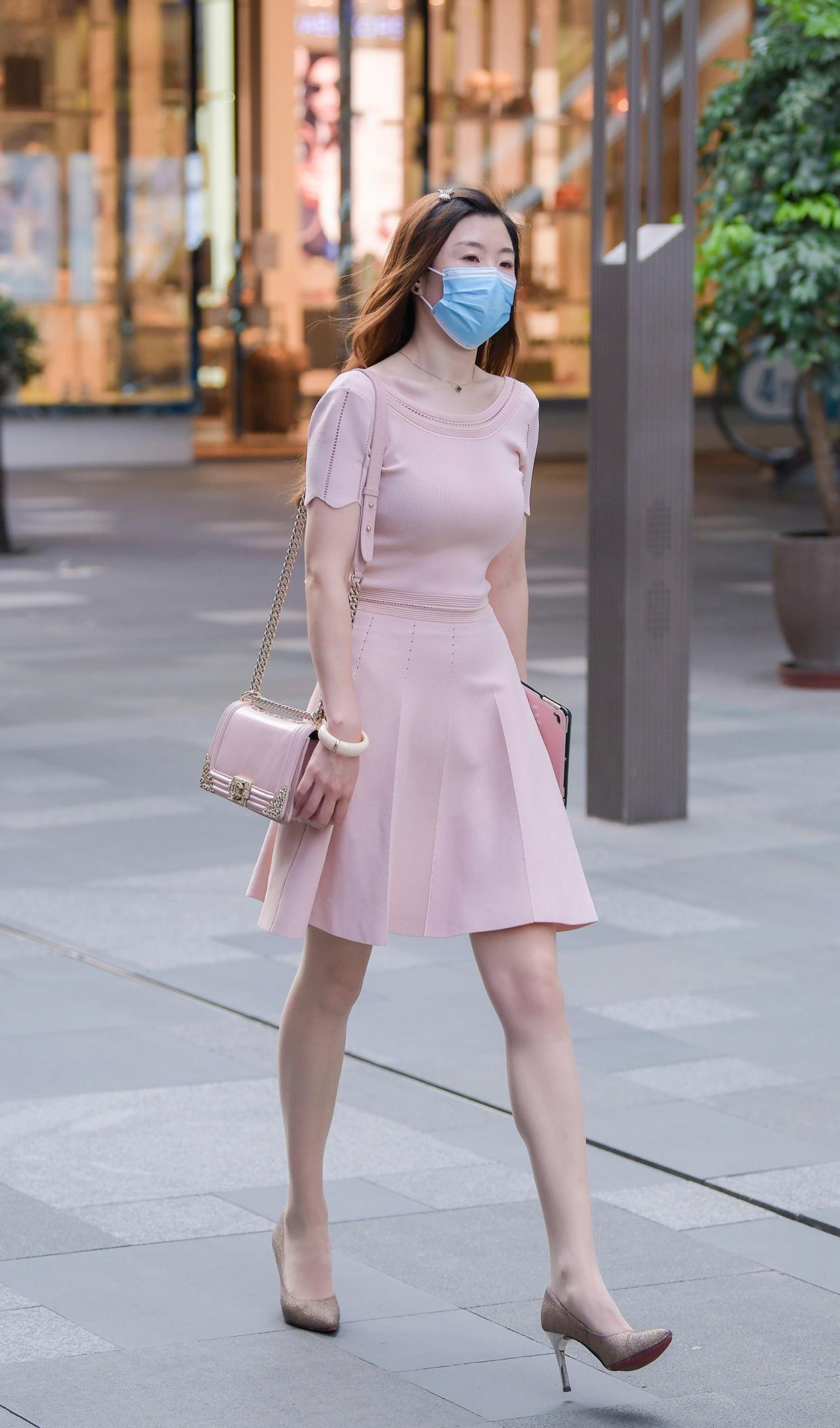 粉色连衣裙搭配古铜色尖头细跟鞋，减龄效果好，还显身材苗条