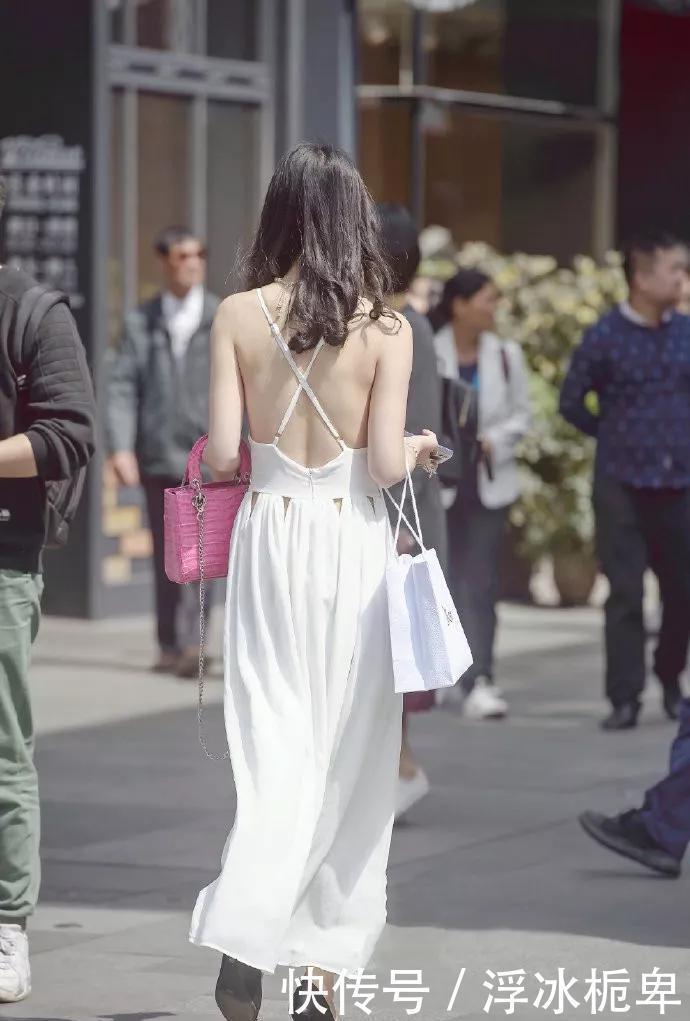 美女|小姐姐身上的这款连体裤,露背的设计,非常彰显性感