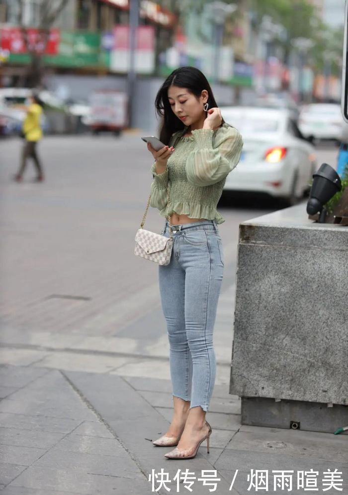 被穿得烂大街的牛仔裤,突然反转,小姐姐实在太懂了