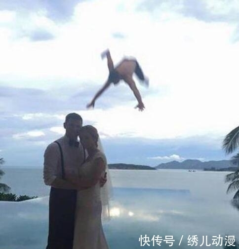 敢坐|妹的心真是大呀,摩托车的后备箱也敢坐,万一不牢靠掉下来就惨了