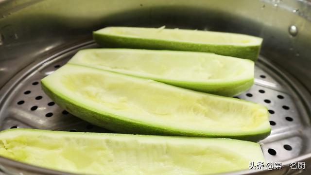 西葫芦这样做太好吃了,不炒不煎不凉拌,鲜嫩入味,营养不流失