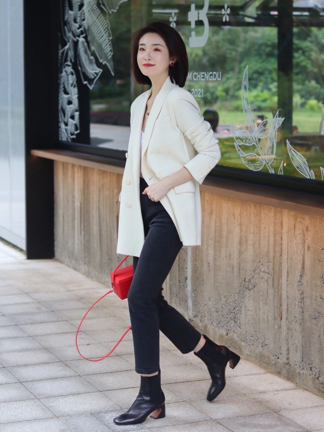 靴子 今年靴子流行“穿粗不穿细”,稳重大方又百搭,保暖舒适不累脚