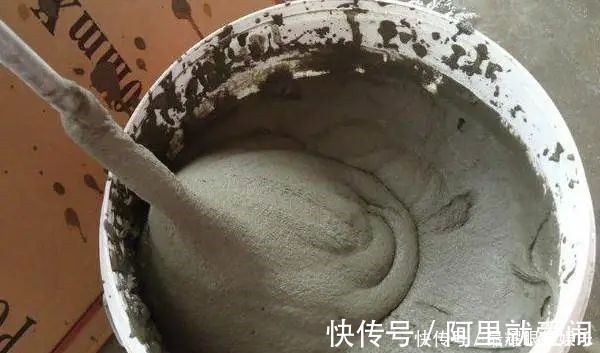 用水泥|贴瓷砖用瓷砖胶还是水泥我家泥瓦工铺砖时,一不小心说出了真相