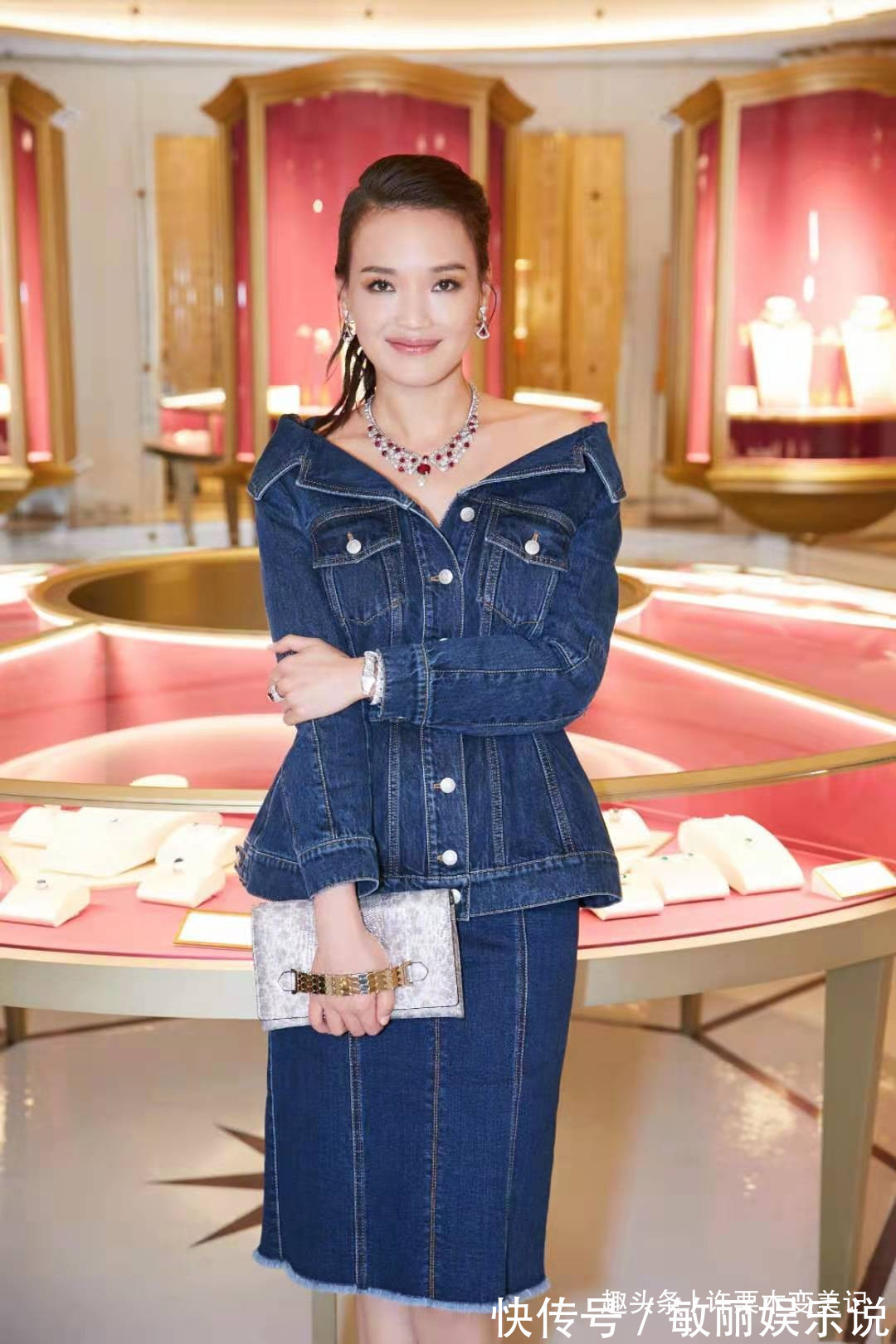 圆脸 女人过了45岁尽量别留长发、烫卷发!推荐这5款发型,太减龄