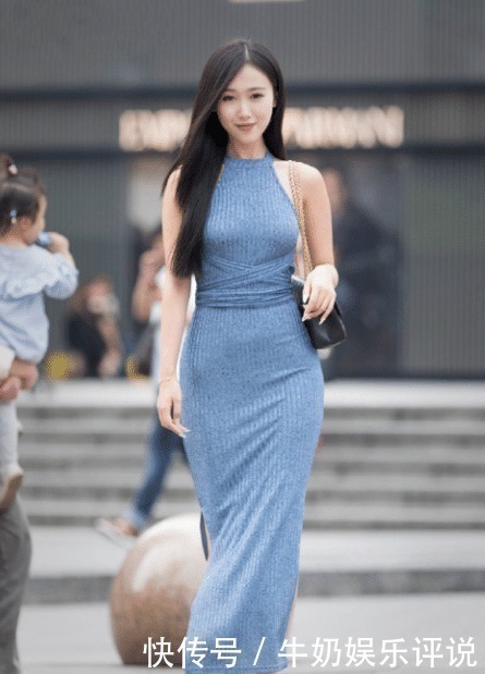 修身 甜美动人的小姐姐,身穿一件修身连衣裙,盈盈一握的腰身令人羡慕!