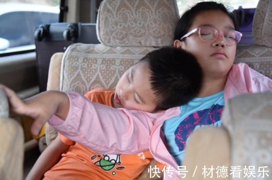 姐姐|弟弟“老母亲”式伺候姐姐火了,二胎的正确打开方式,宠姐狂魔