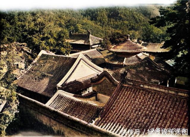 诡异|北京门头沟：1918年的潭柘寺，大殿内的法事看上去很诡异