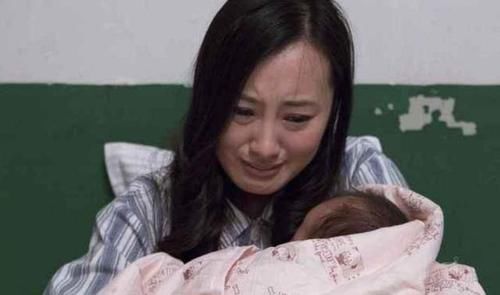 盘子|喂完孩子盘子都空了,90后宝妈掀翻饭桌,丈夫反手给妻子一巴掌