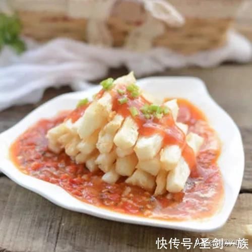 星爷真会享受，一起床就跳进泳池里，美女在旁边帮洗漱