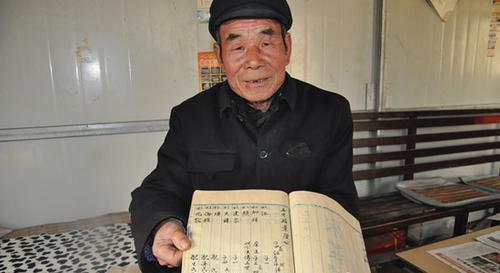 这人自称是宋江后代,拿出族谱证明自己,甚至连宋江用过的刀都有