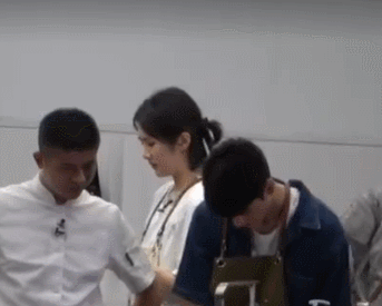 路透|龚俊姚安娜录《中餐厅》被偷拍，这是眉来眼去？