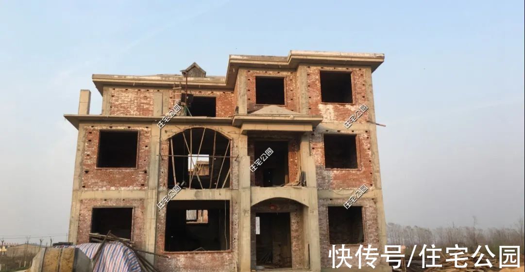 露台|河南农村10万买地，3层洋楼65万盖好，旋转楼梯配露台简直完美