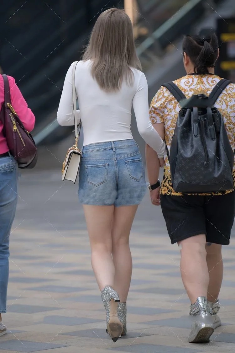 ?街拍:白色T恤加牛仔短裤可以这么美,这颜值穿搭,散发优雅美感