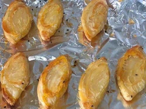  蛋挞皮对折，两面都酥脆，一口超香甜