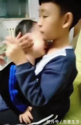 二胎|弟弟被爸爸训哭了,委屈的趴在哥哥怀里告状,看的我都想要二胎了