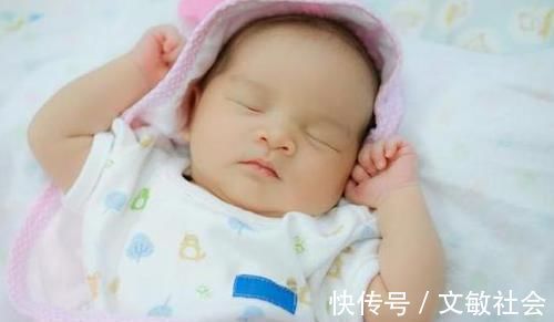 孩子|宝爸陪娃午睡,醒后发现孩子的小脚丫“凉了”,连忙去探宝宝呼吸