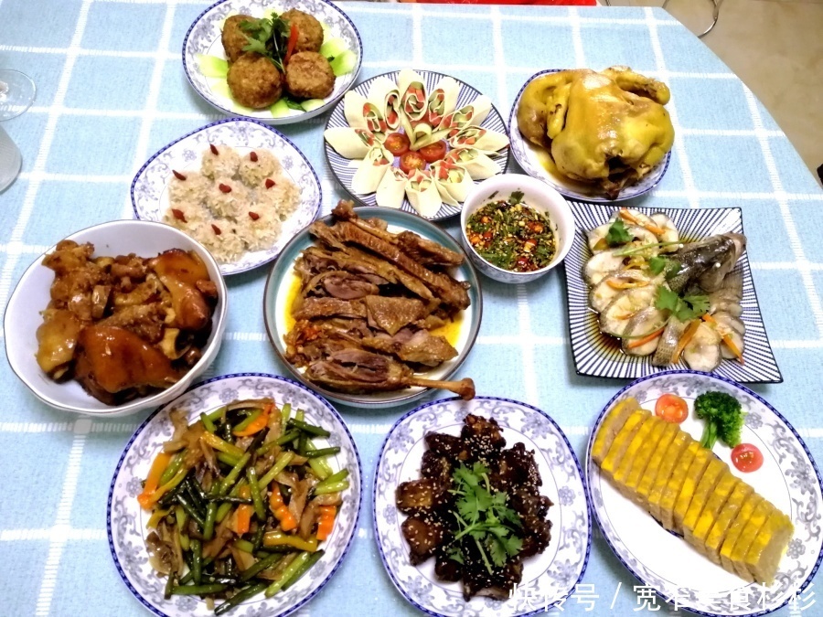 晒晒全国16个地方的年夜饭,各地都不同,快看看有“撞菜”吗?