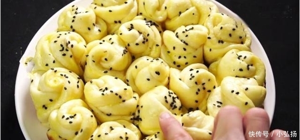 松软|不用烤箱,不加水,如此做也能做松软香甜的小面包,做一锅不够吃