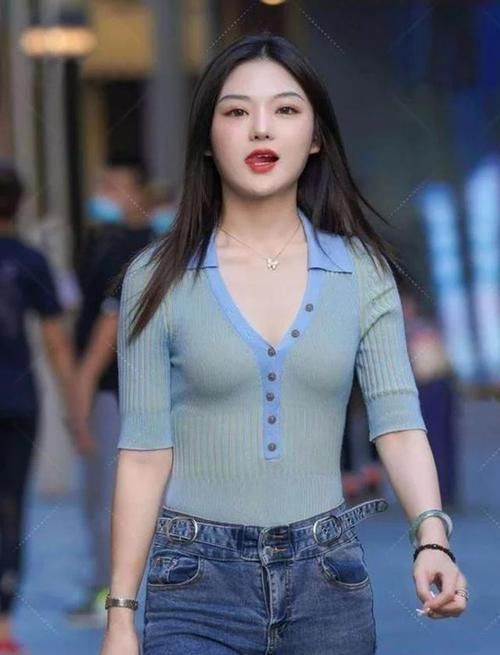 t恤衫|开领T恤搭配牛仔裤,身材浑圆有型,十分吸睛