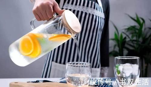 体内尿酸|尿酸偏高的人,饮食上坚持3原则,体内尿酸悄悄降,不妨学一学