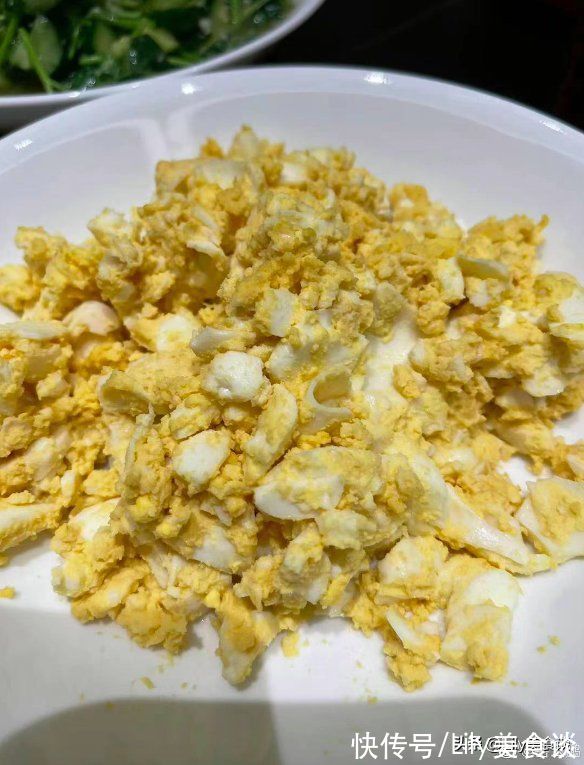 家常菜|岳云鵬曬家宴，美味又接地氣，引6萬人點贊，網(wǎng)友：竟然不吃餃子