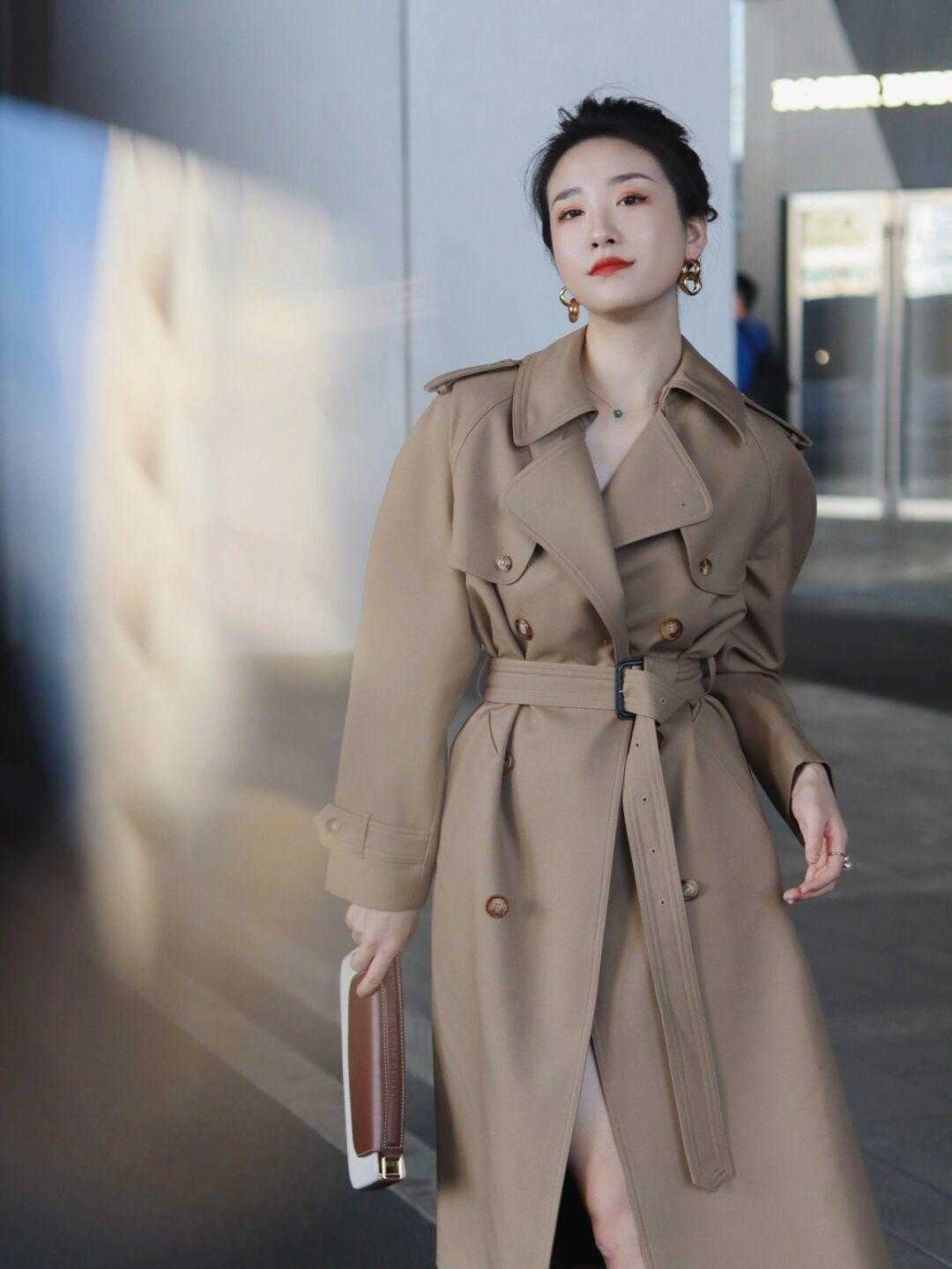 精致女人 裙子配风衣该怎么搭，学会这几招，做个精致女人