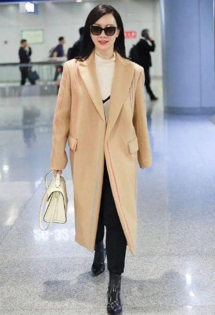 高雅|女明星太有女人味儿,灰色大衣混搭白色连帽衫,穿出高雅风