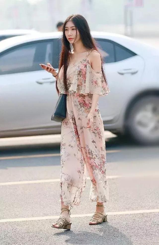 美女|小美女身穿浅绿色上衣，搭配一条白色的直筒裤，显瘦又魅力