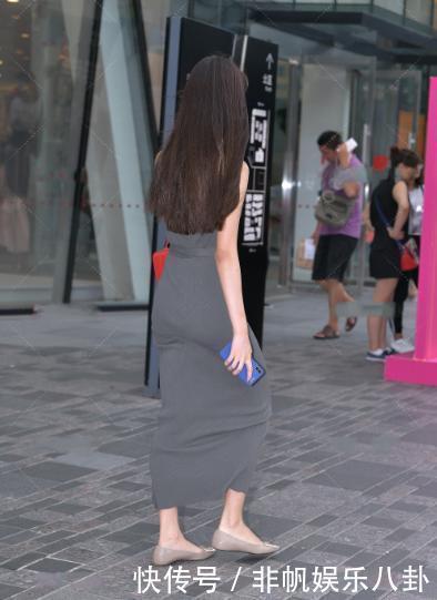 灰色连衣裙搭配灰色浅口鞋,简约大方,时尚精致