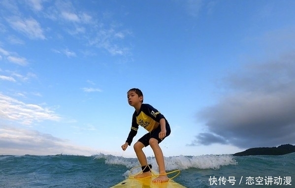 7岁嗯哼陪老爸玩冲浪!半蹲稳站冲浪板不哭……网狂赞王子