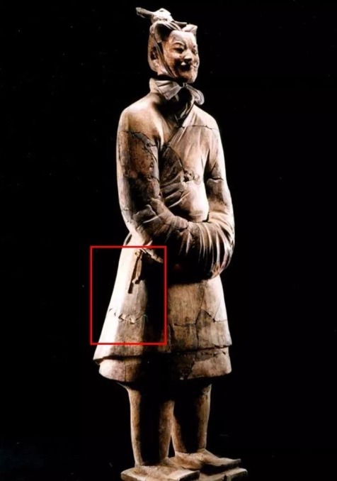 陶俑#兵马俑出土,发现俑身上悬着两件东西,揭开了它的身份之谜