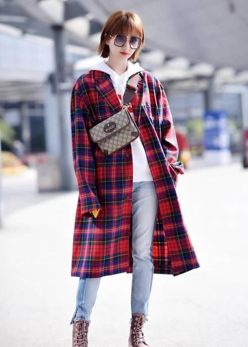 洋气|剪短发美出新高度，格纹风衣搭白卫衣，一头栗色短发太洋气