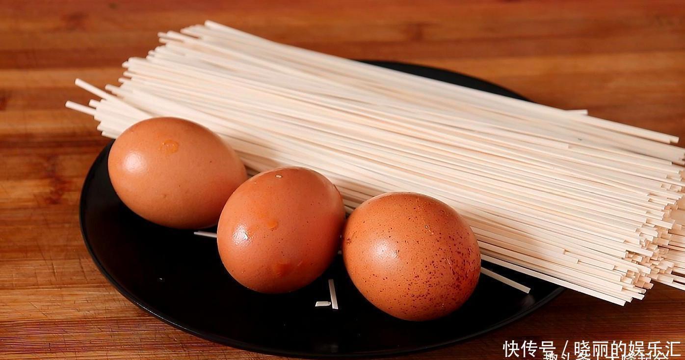 面条别再煮着吃，教你1个新鲜做法，搞定全家早餐，全家都爱吃