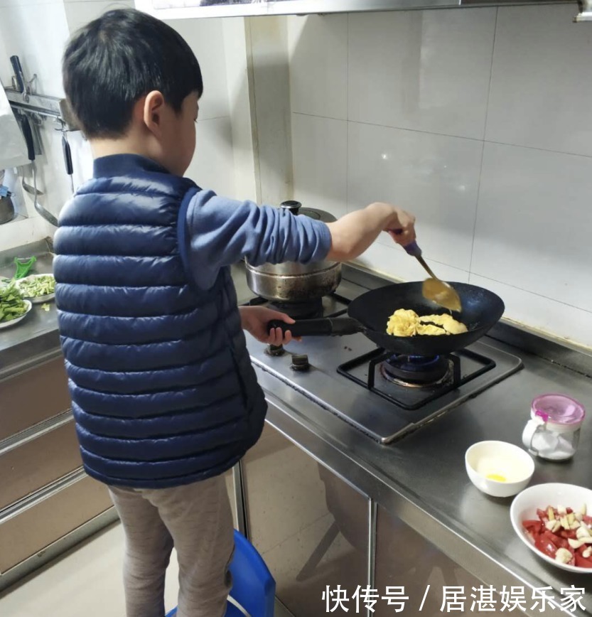 儿子|妈妈生病,哥哥为妹妹做饭儿子暖起来,比小棉袄还扛风!
