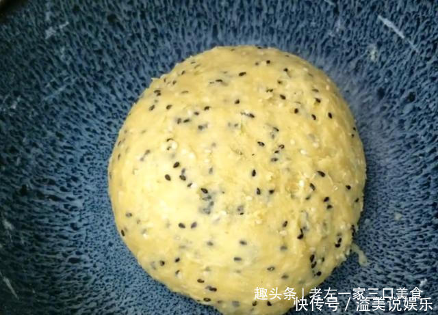 鸡蛋|宅在家里做美食，芝麻里打4个鸡蛋，不蒸不烙，松软美味比面包香