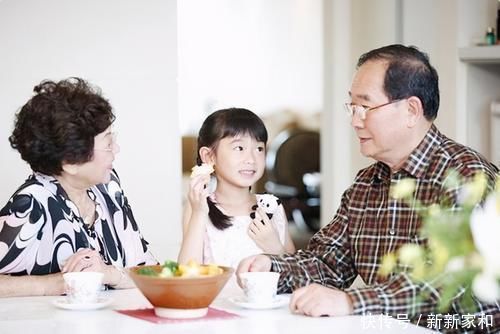 爷爷陪孙子打点滴，自己“霸占”床位睡得香甜，孩子表情很茫然