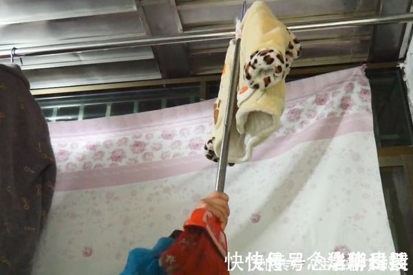 阳台|把塑料瓶粘在扫把上,放在阳台省钱又实用,全家人都要抢着用!