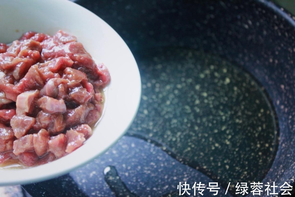 泡豇豆|只要吃一口就会爱上的一道菜，牛肉滑嫩不柴，香辣下饭