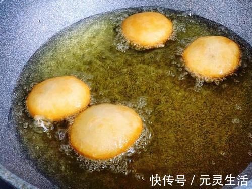 炸糖糕时,用开水和面还是冷水和面?学会1招,个个空心不破皮