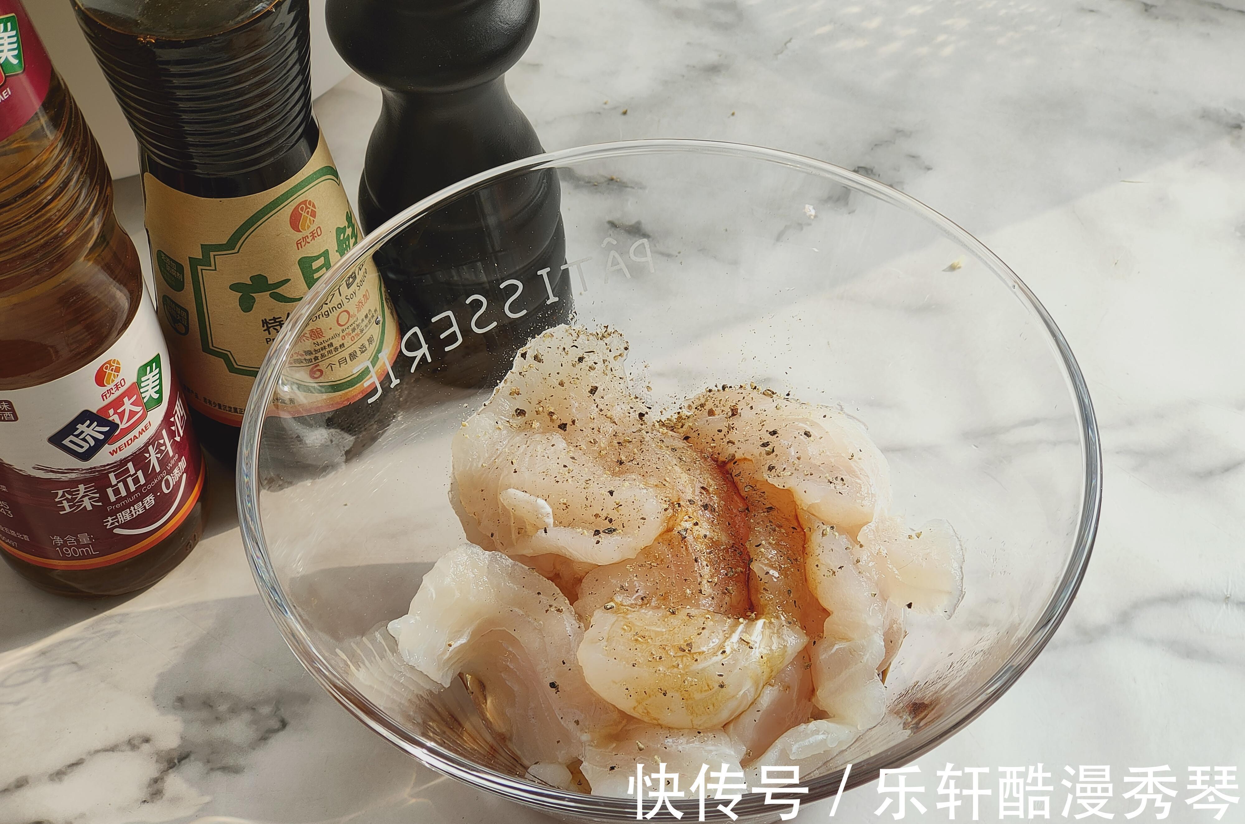 将皮蛋和鱼肉一起熬粥,营养鲜美,好消化好吸收,肠胃无负担